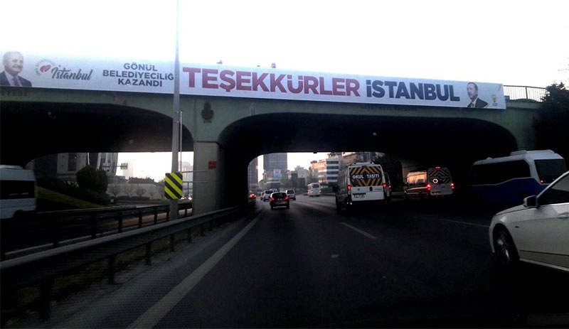 AKP İstanbul'da 'kazandık' afişleri asmaya devam ediyor