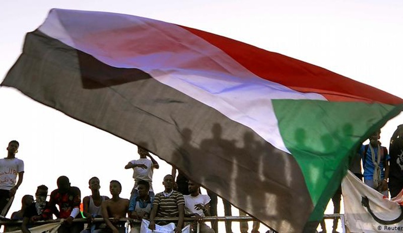 Sudan'da El Beşir tutuklandı, OHAL ilan edildi