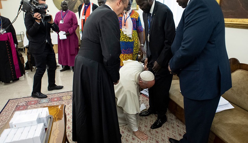 Papa, Güney Sudanlı liderlerin ayağını öptü