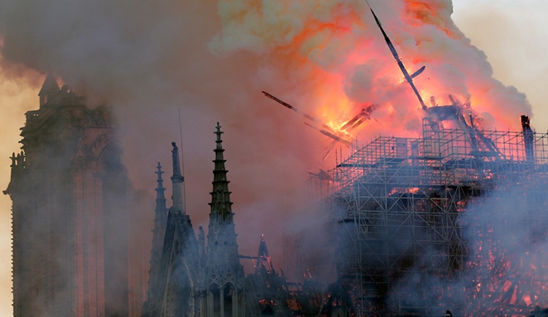 Notre Dame Katedrali'ndeki yangın 9 saat sonra söndürüldü
