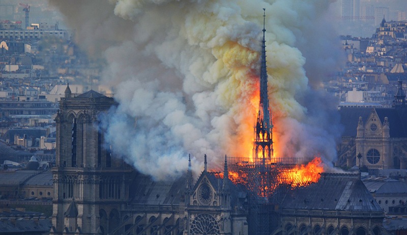 Libération'dan Notre Dame manşeti: Bizim Dramımız