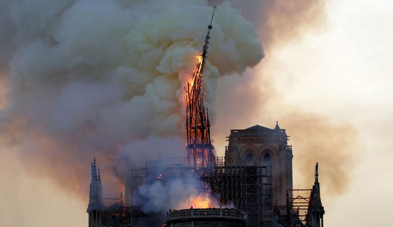 Youtube 'şaşırdı': Notre Dame yangını canlı yayınında 11 Eylül altyazısı geçti
