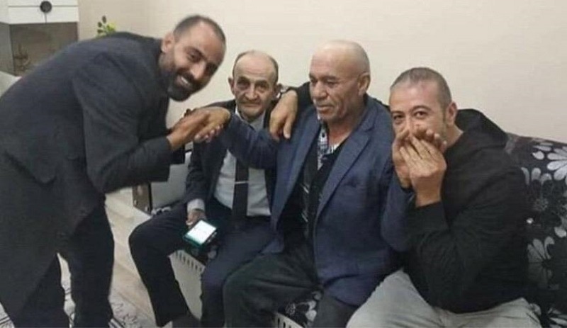 Serbest bırakılan Osman Sarıgün'ün elini öpüp fotoğraf çektirdiler