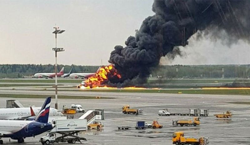 Moskova'ya acil iniş yapan uçak alev aldı: 41 ölü