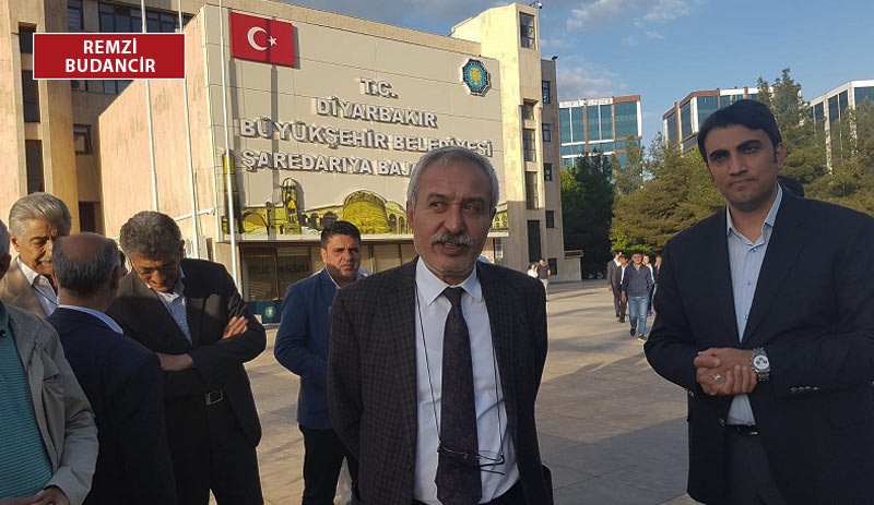 Diyarbakır Belediyesi'nde hareketlilik: Çevik kuvvet içeri girmek istedi