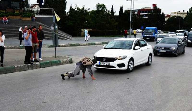 Kaplumbağa kostümü ile araçların önüne atlayıp, kurallara dikkat çekti