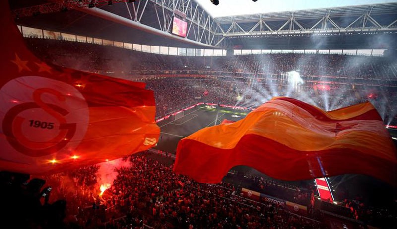 Galatasaray'ın kupa töreninde protesto sesleri