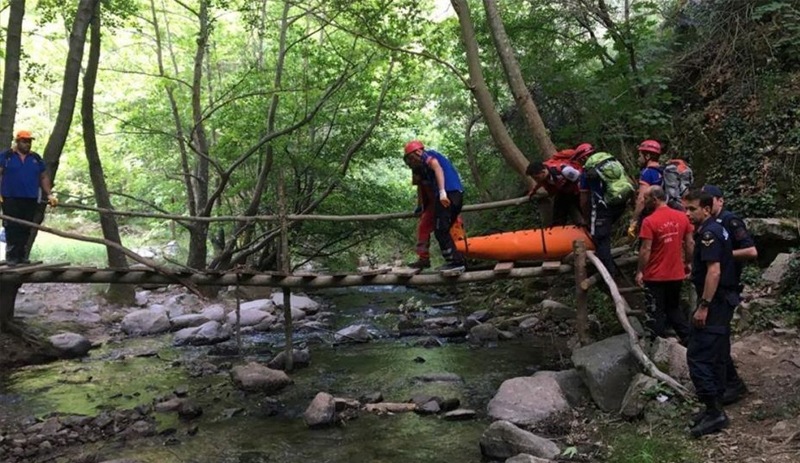 Bursa'da 'selfie' çekerken kayalıklardan düşen genç öldü