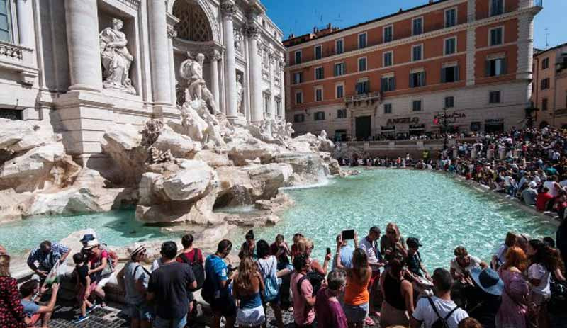 Roma'da kurallara uymayan turistleri sert cezalar bekliyor