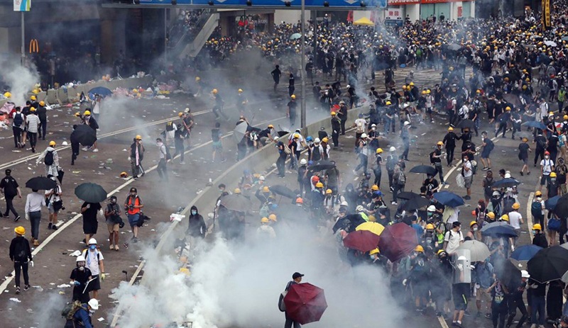 Hong Kong protestolarında 72 kişi yaralandı
