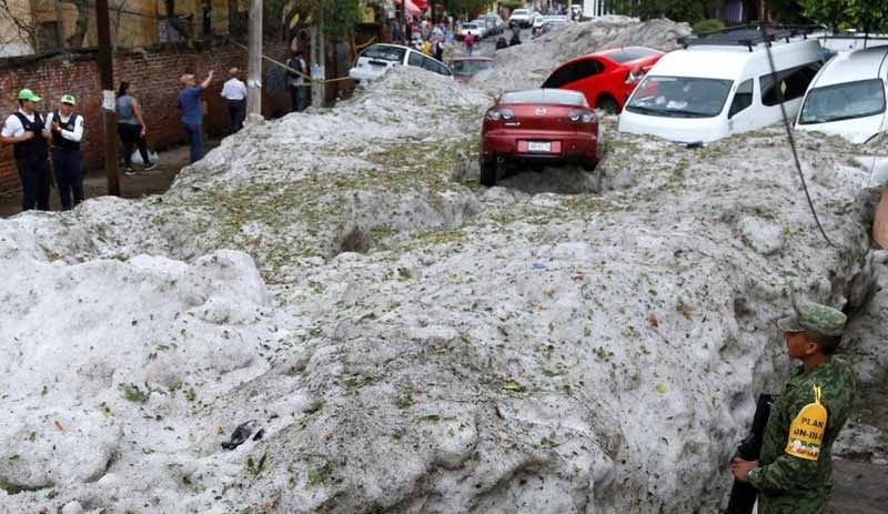 Meksika'da bir kent yaz ortasında buzla kaplandı