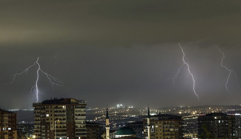 İzmir'de yıldırım can aldı: 2 ölü