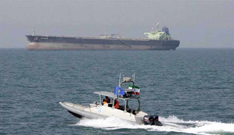 İran, İngiliz gemisine müdahale anlarının görüntülerini yayınladı
