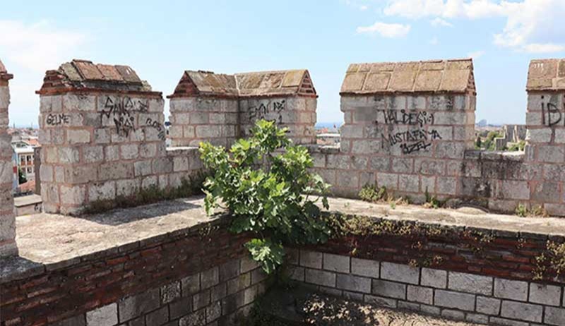 Tarihi surlar yazı tahtasına döndü