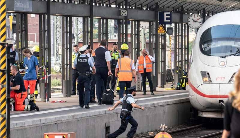 Almanya'da bir adam 8 yaşındaki çocuğu tren raylarına itti