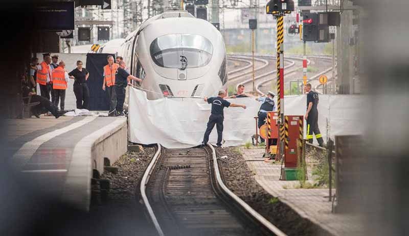 Almanya'da hızlı trenin önüne itilen 8 yaşındaki çocuk öldü