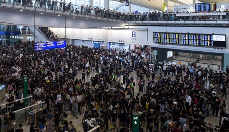 Hong Kong'da gösteriler sonrası uçuşlar yeniden başladı