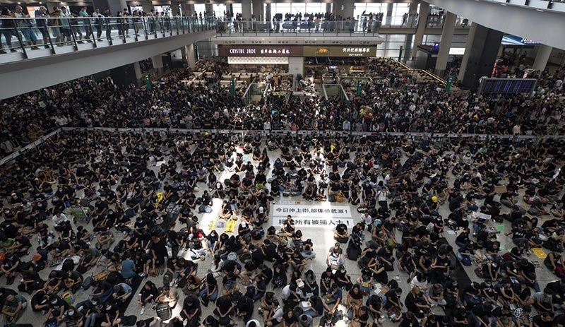 Hong Kong’da 'polis havalimanına müdahaleye hazırlanıyor' iddiası