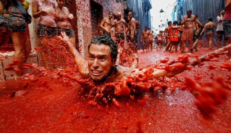 'La Tomatina'da domatesler havada uçuştu