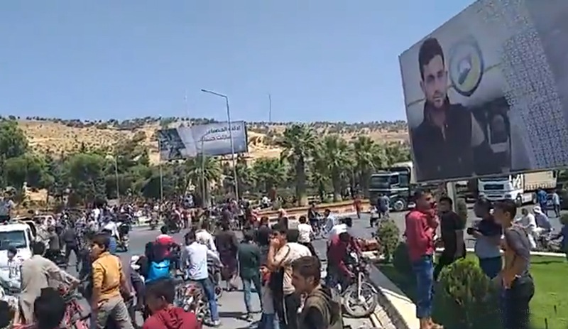 İdlib'deki Suriyeliler, Türkiye sınırına yürüdü