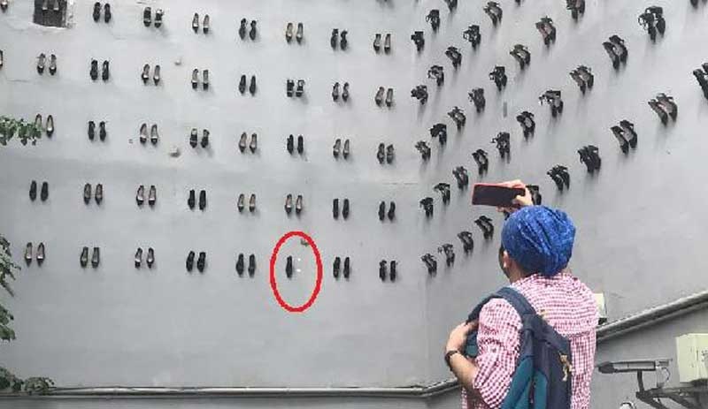 'Utanç Duvarı'ndaki kadın ayakkabısını sökerken yakalandı