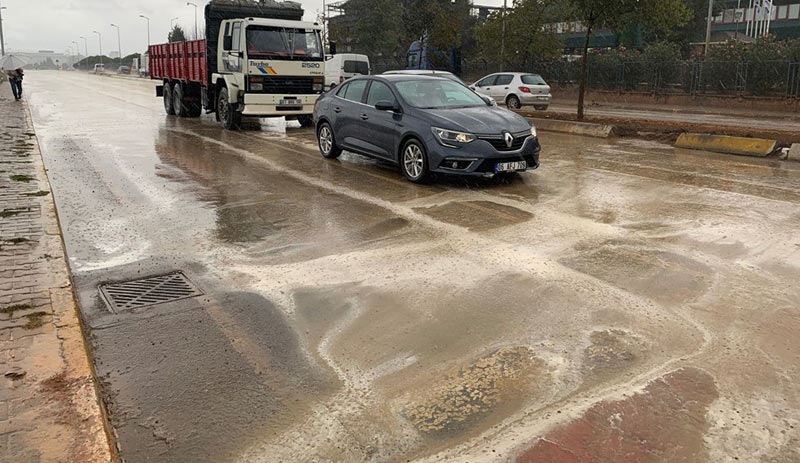 Tuzla'da kimyasal yağmur tedirginliği: Yola sarı ve beyaz su aktı