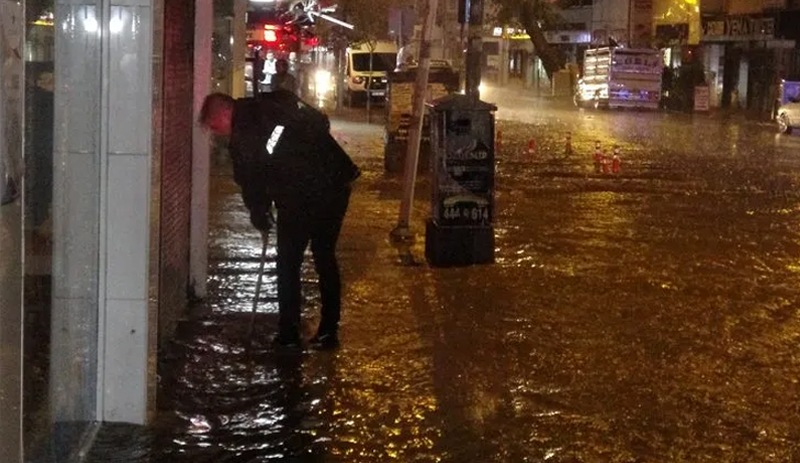 Edremit'te şiddetli yağış: Yollar göle döndü, iş yerlerini su bastı