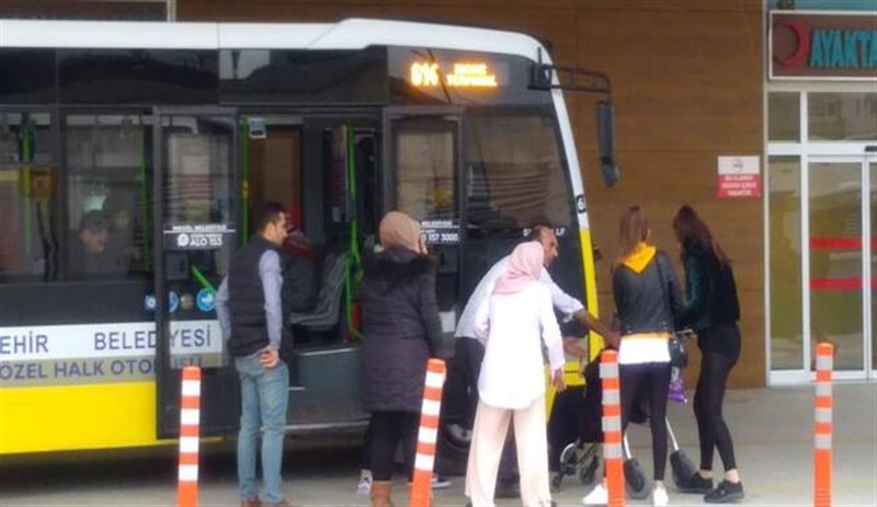 Halk otobüsü şoförü, fenalaşan yolcuyu araçla hastaneye götürdü