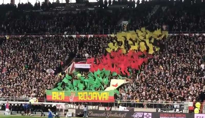 St Pauli taraftarları 'Bijî Rojava' pankartı açtı