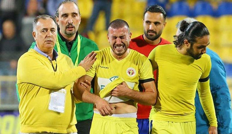 Anne acısıyla maça çıkan futbolcu gözyaşlarına boğuldu