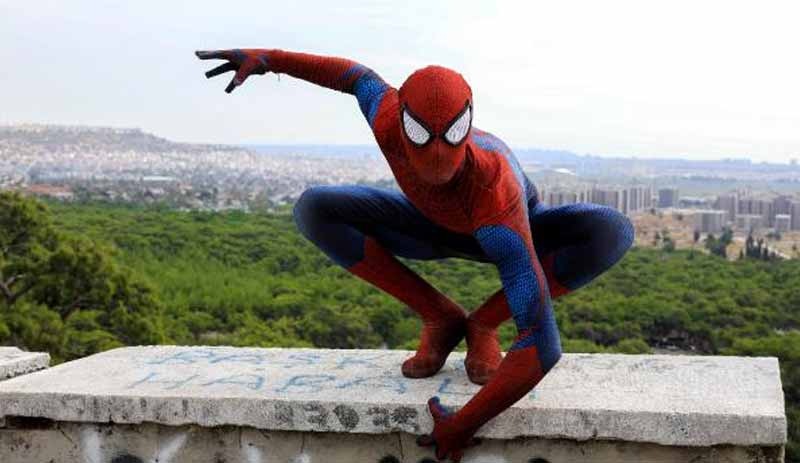 Antalyalı 'Spiderman', ekmeğini kostümünden kazanıyor