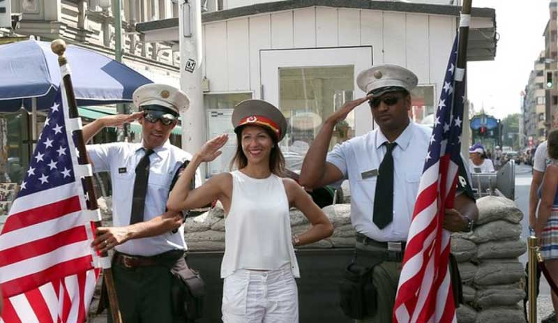 Checkpoint Charlie'de 'ABD askerleri' gibi giyinen aktörlere yasak