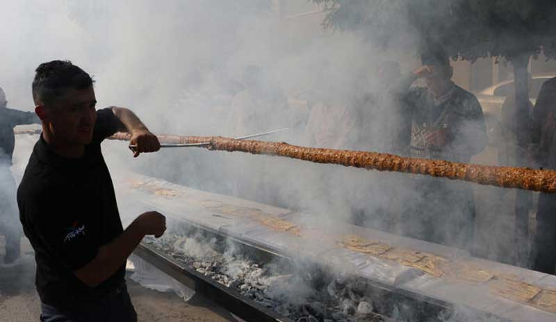 46 metre uzunluğundaki kebap 30 saniyede tükendi