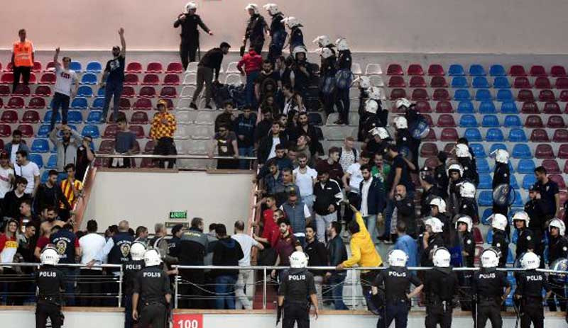 Göztepe-Karşıyaka derbisinde olaylar çıktı