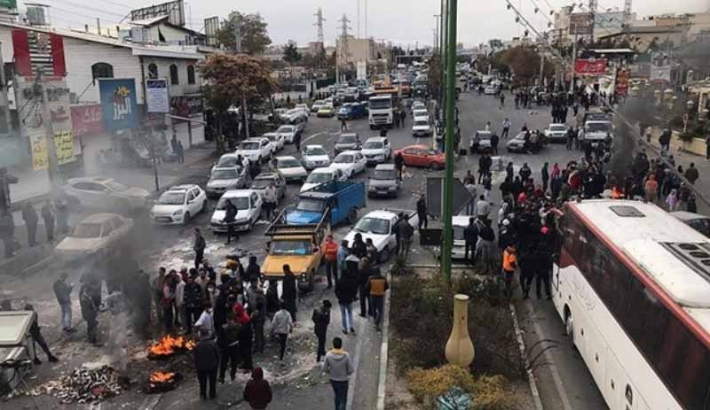 İran'da benzin zammı protestolarında en az 2 ölü, 1000 gözaltı
