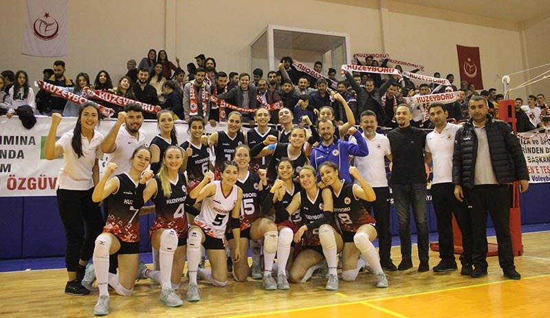 Voleybolcular yedikleri yemekten hastanelik oldu