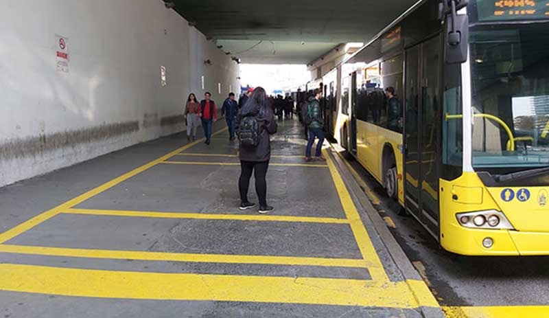 Metrobüs duraklarındaki kaosa çizgili önlem