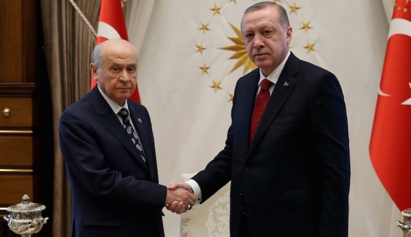 AKP’nin oyu MHP’ye kayıyor; Davutoğlu radikalleri çekebilir