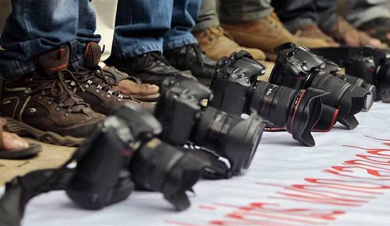 ÖGİ: 4 gazeteci tutuklandı, 12 gazeteciye 45 yıl hapis verildi