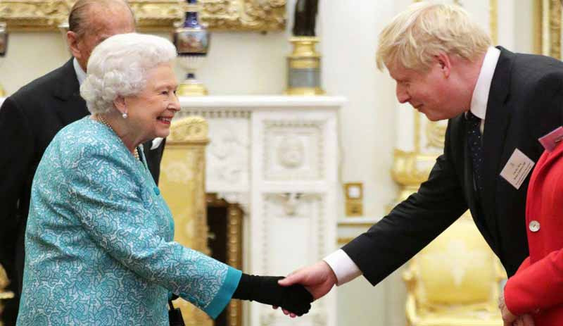 Boris Johnson Kraliçe'den yetkiyi aldı