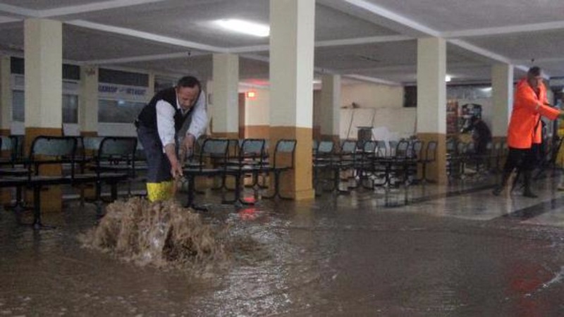 Bolu Gerede'de sel yaşamı felç etti