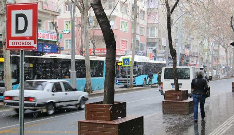 Diyarbakır'a mevsimin ilk karı yağmaya başladı