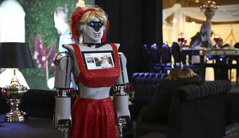 Kına gecesinde türkü söyleyen robot üretildi