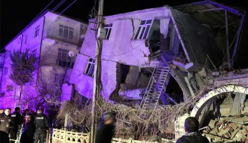 Elazığ'da 6.8 şiddetinde deprem