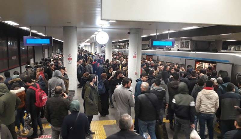 İstanbul'da metro arızası: Seferler aksıyor