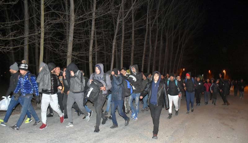Göçmenler Yunanistan sınırına yürüyor