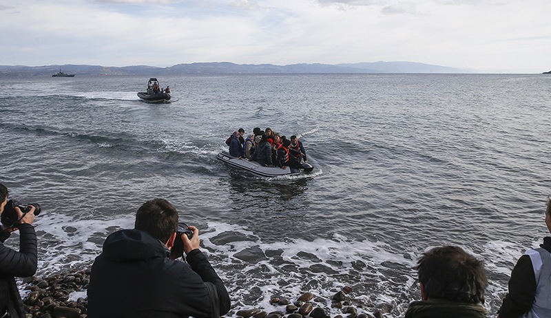 İlk mülteci botu Midilli'ye ulaştı