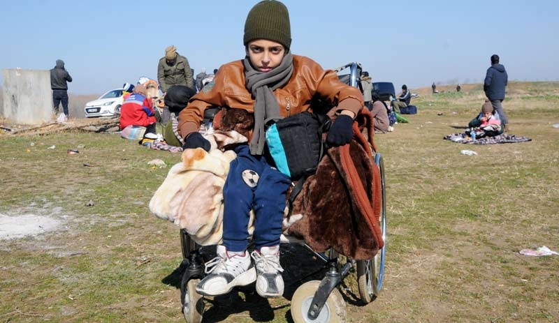 Sınırda tekerlekli sandalyede bekleyen göçmen çocuk: Almanya'da tedavi olmak istiyorum