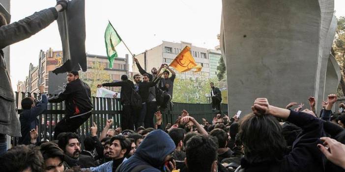İranlı 600 akademisyen Amini protestolarına katılacak