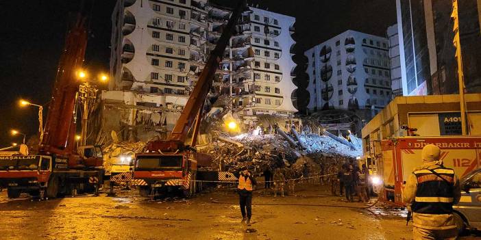 Diyarbakır'da yıkılan Diyar Galeria İş Merkezi'yle ilgili üç gözaltı